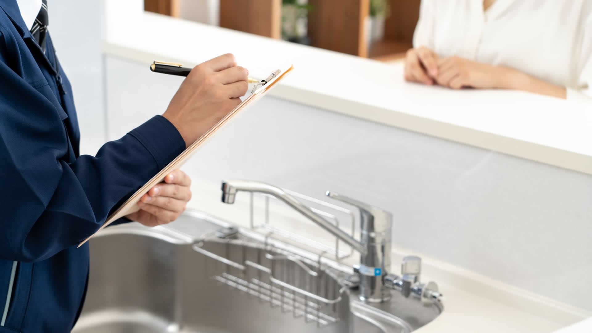 Tecnico di Punto Gas insieme a un cliente a Jesi